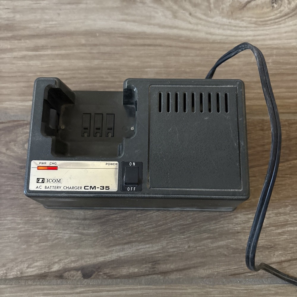 Icom AC Battery Charger BC-35 Lights Come On